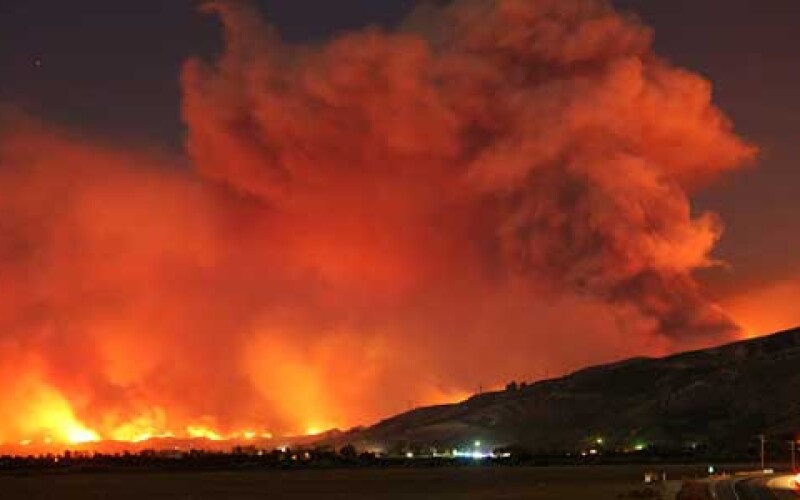Ущерб от пожаров в Калифорнии оценили в $100 млн