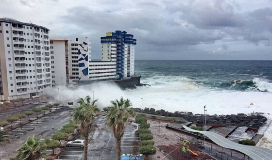 На Тенеріфі гігантська хвиля забрала життя трьох туристів