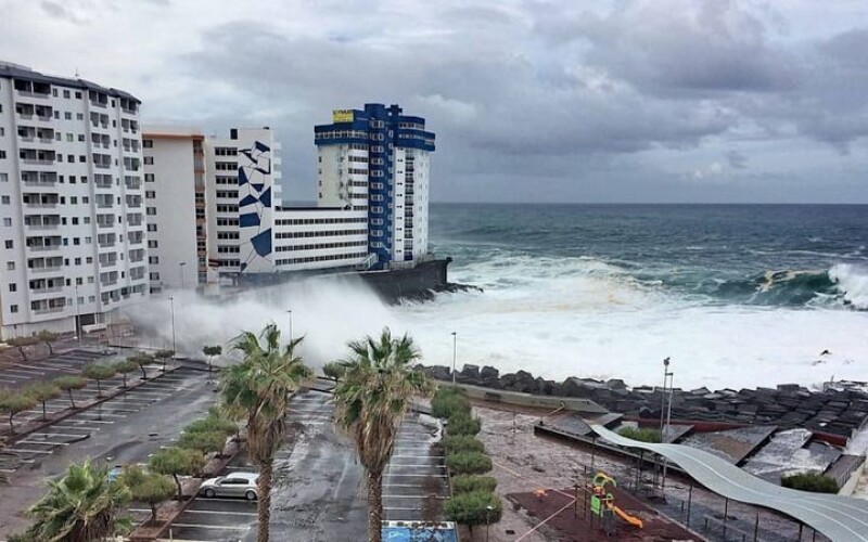 На Тенеріфі гігантська хвиля забрала життя трьох туристів