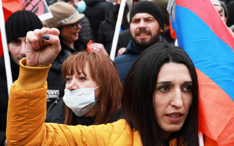 У Вірменії представники опозиції розбили намети на площі біля будівлі уряду