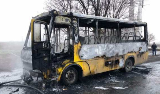 На трасі Дніпропетровськ-Кривий Ріг автобус з сімома пасажирами загорівся під час руху. Фото