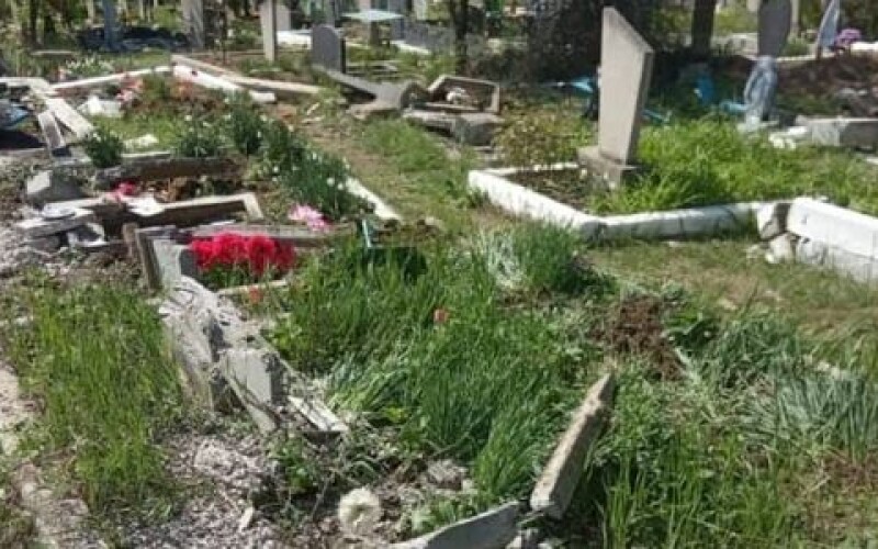 У самопроголошенній ЛНР танк знищив могили на місцевому цвинтарі