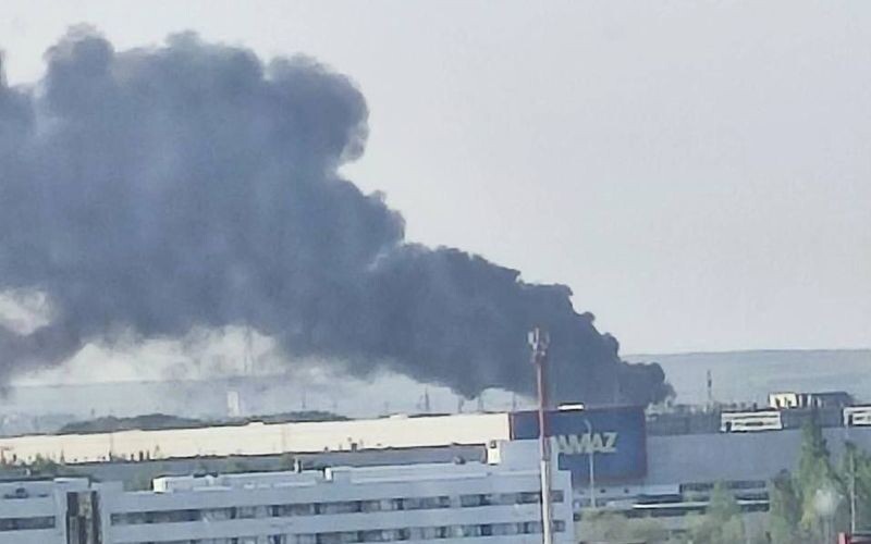 У рф виникла масштабна пожежа на заводі «КамАЗ»