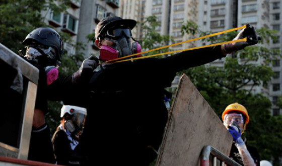 Демонстранти в Гонконзі закидали поліцію камінням