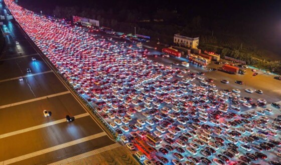 Після святкового тижня в Китаї мільйони людей застрягли в заторах