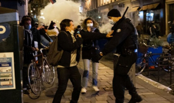 У Парижі під час протестів почалися погроми і сутички з поліцією