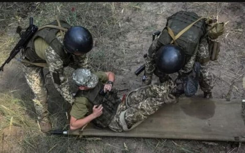На Донбасі внаслідок обстрілу окупантів поранені наші військові