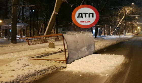В Киеве рухнула остановка общественного транспорта. Фотофакт