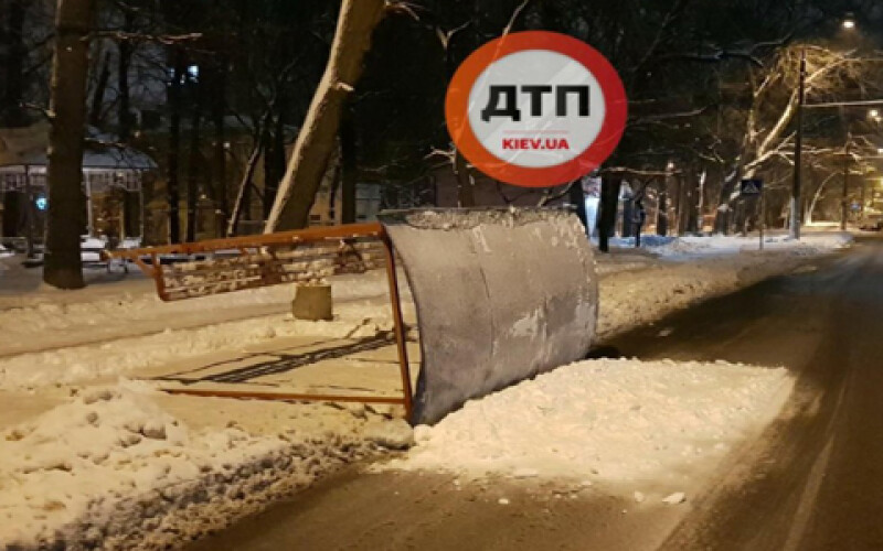 В Киеве рухнула остановка общественного транспорта. Фотофакт