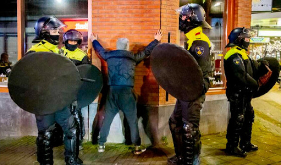 Поліція Амстердама застосувала водомети для боротьби з погромами і безладами. Відео