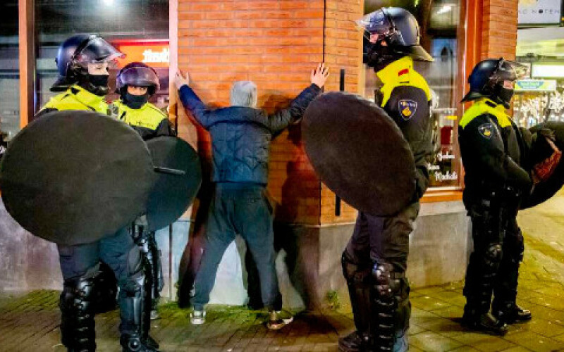 В Амстердамі поліція застосувала проти протестувальників водомети