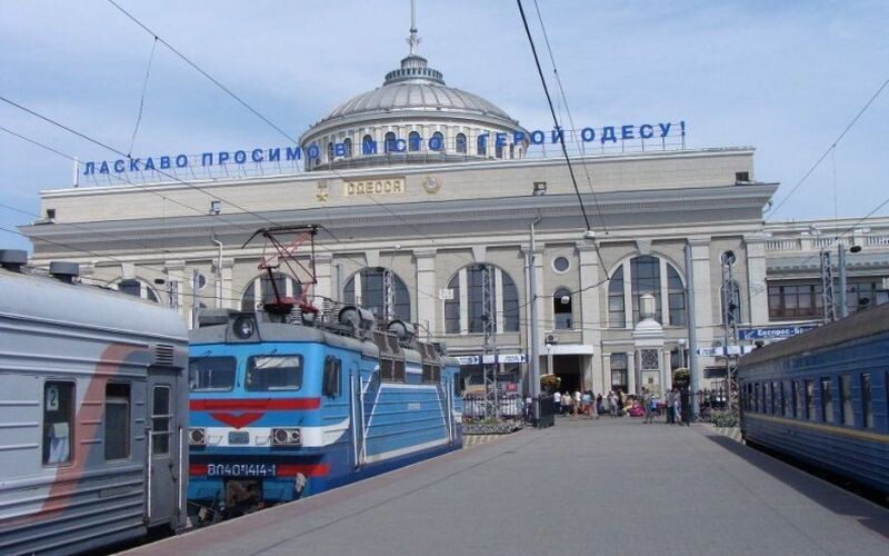 Ворог завдав ракетного удару по Одесі: в місті затримуються поїзди