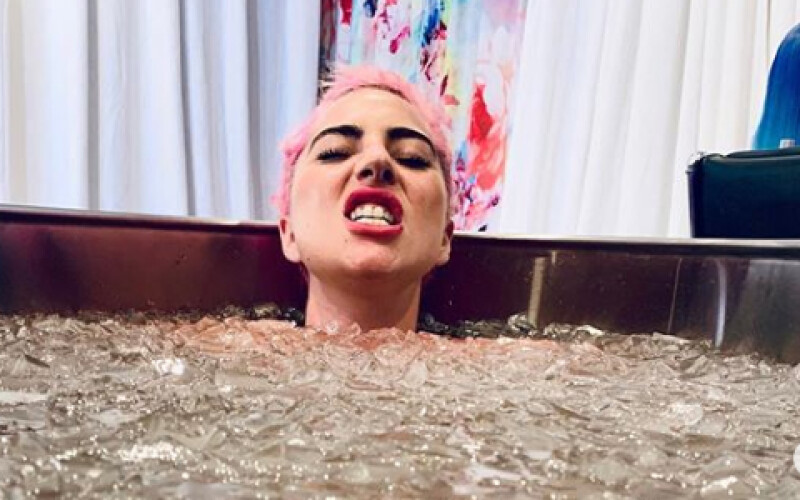 Леди Гага призналась, что часто принимает ледяную баню