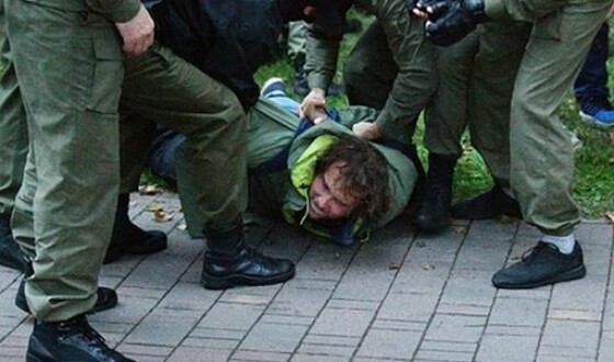 Проти протестуючих у Мінську правоохоронці застосували світлошумові гранати