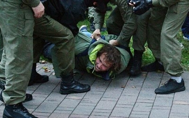 Проти протестуючих у Мінську правоохоронці застосували світлошумові гранати