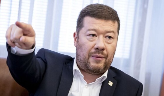 У Чехії зняли український прапор з будівлі парламенту