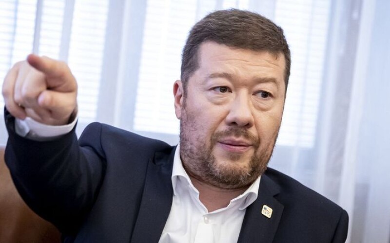 У Чехії зняли український прапор з будівлі парламенту