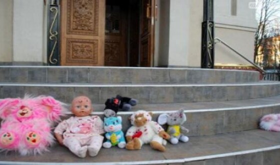Украинцы приносят в храм окровавленные игрушки