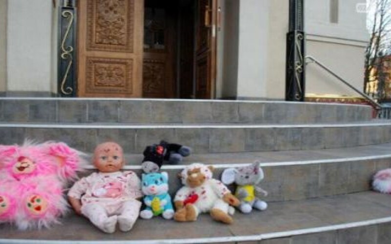 Украинцы приносят в храм окровавленные игрушки