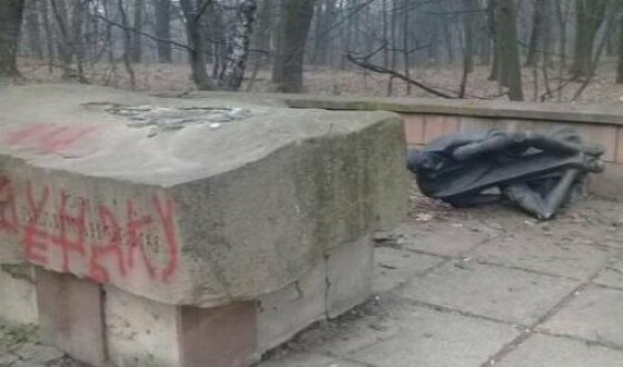 Во Львове разрушили памятник коммунисту