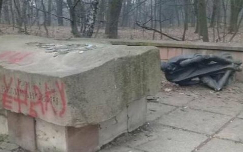 Во Львове разрушили памятник коммунисту