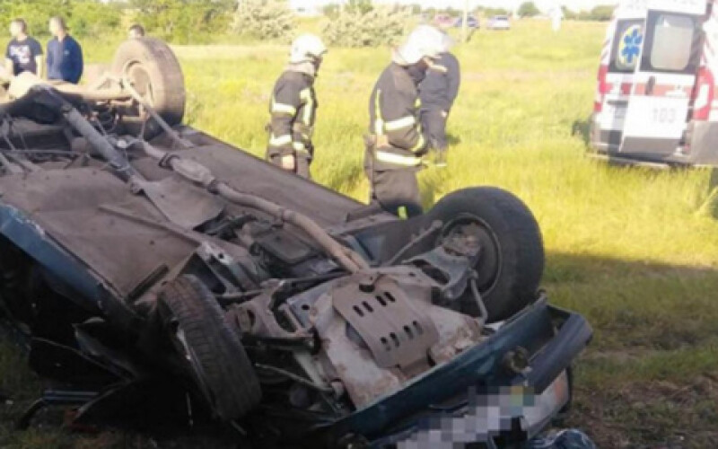 В Запорожской области поезд столкнулся с автомобилем, водитель погиб