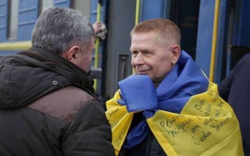 Врач, освобожденный из плена боевиков, вернулся на Луганщину