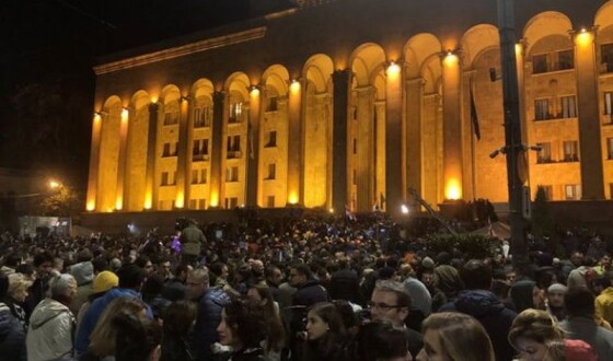 У Грузії протестувальники закидали будівлю парламенту коктейлями Молотова