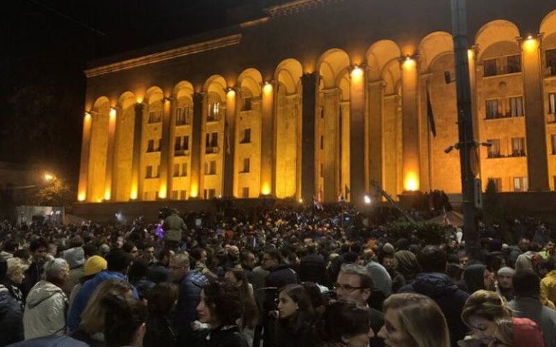 У Грузії протестувальники закидали будівлю парламенту коктейлями Молотова
