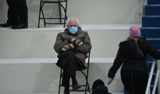 Фото сенатора США Сандерса в рукавицях і масці стало мемом