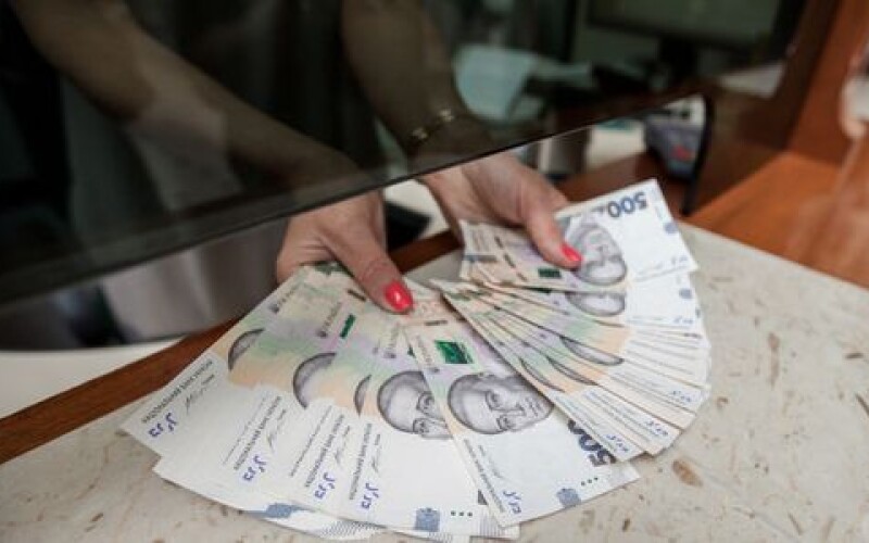 Вкладчикам двух банков-банкротов начали возвращать деньги