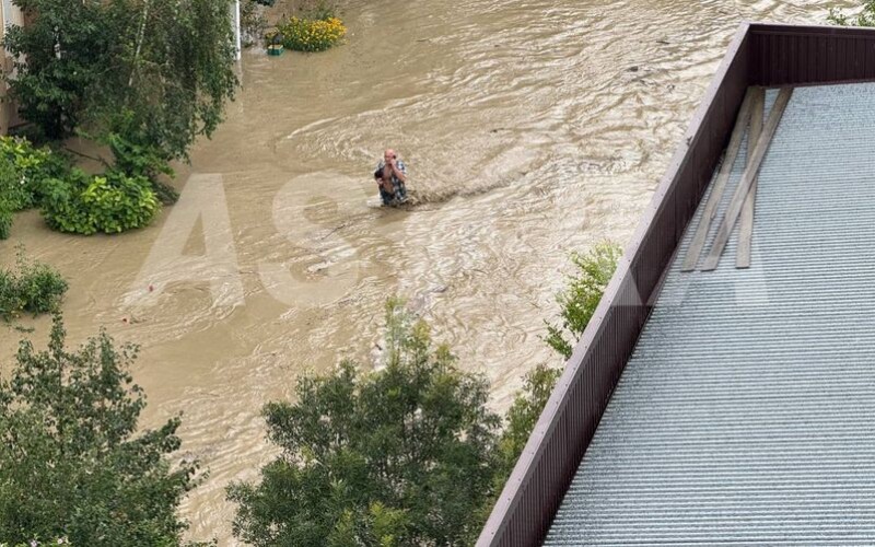У Краснодарському краї через негоду обвалився міст