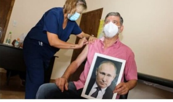 В Аргентині мер міста зробив вакцинацію від коронавірусу з портретом Путіна в руках