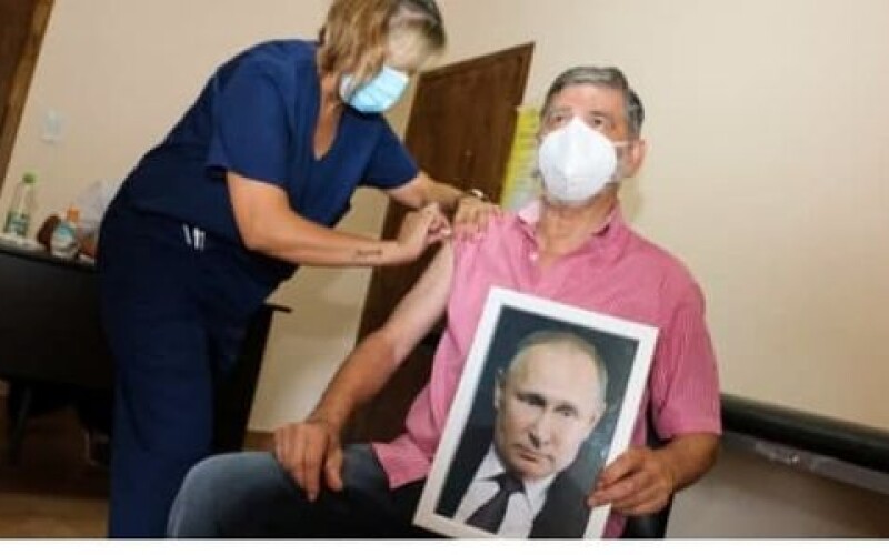 В Аргентині мер міста зробив вакцинацію від коронавірусу з портретом Путіна в руках
