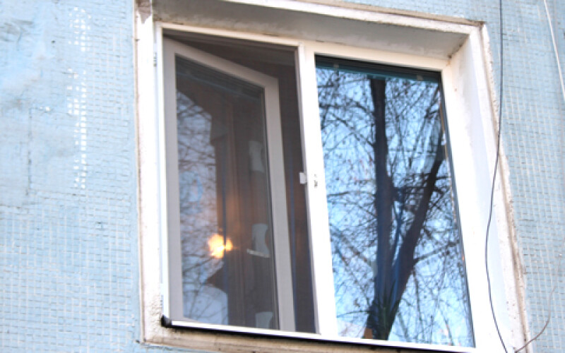 В Киеве пожилая женщина выбросилась из окна