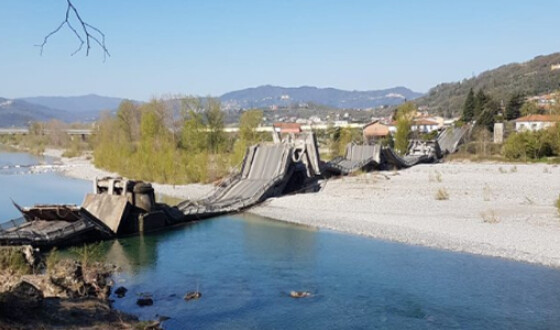 Автомобильный мост через реку обрушился в Италии
