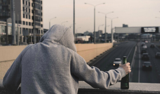 Майже половина молодих українців вживає алкоголь
