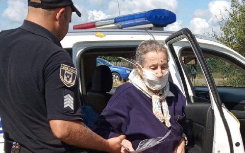 На Чернігівщині поліція розшукала 84-річну бабусю, яка заблукала в лісі