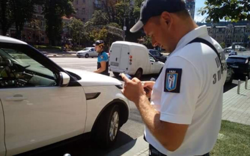 За два місяці у Києві виявлено 7000 порушників паркування