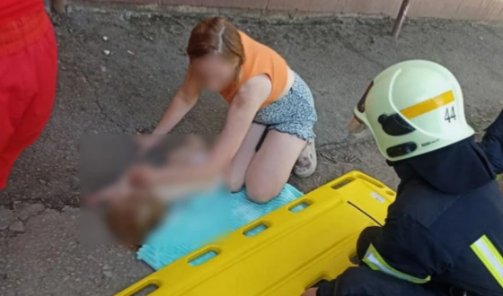 На Дніпропетровщині дворічна дівчинка випала з четвертого поверху
