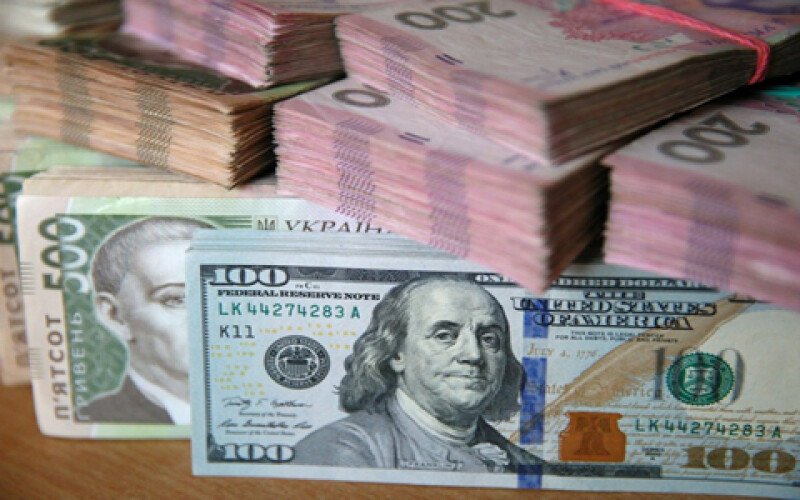 Українці продовжують нарощувати кредити у гривнях та доларах