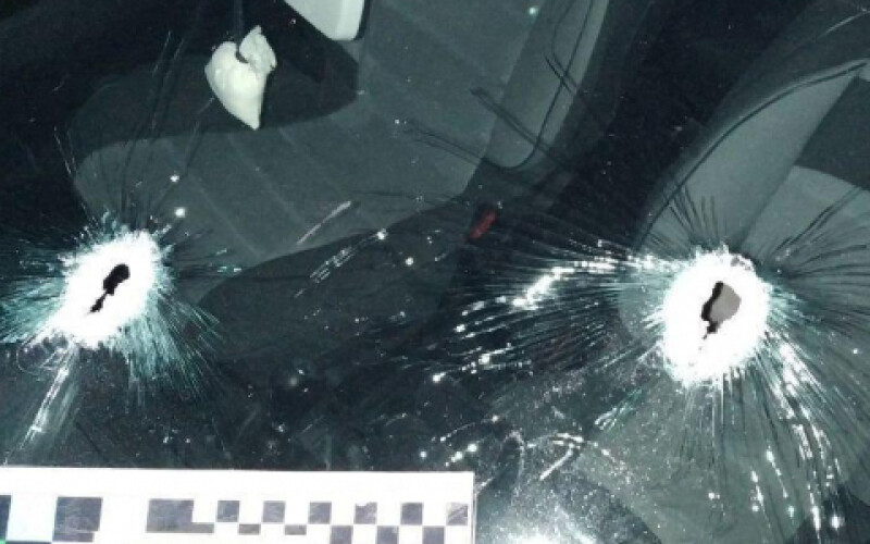 Под Ровно неизвестный расстрелял автомобиль и дом главы ОТО