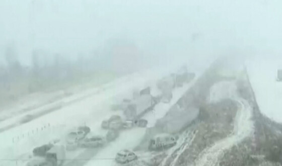 Из-за снегопада столкнулись более 40 машин в США