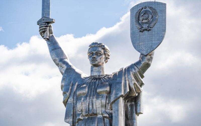 Герб СРСР на щиті «Батьківщини-матері» змінять на герб України