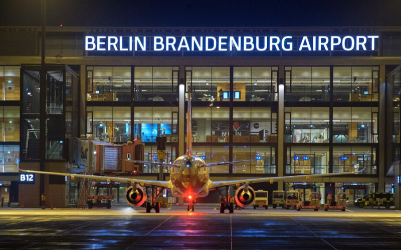 Аеропорт Берлін-Бранденбург тимчасово призупиняв роботу через невідомі дрони