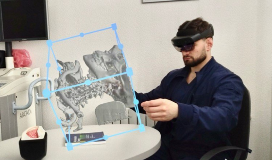 Українські хірурги провели понад 200 операцій із використанням AR-окулярів