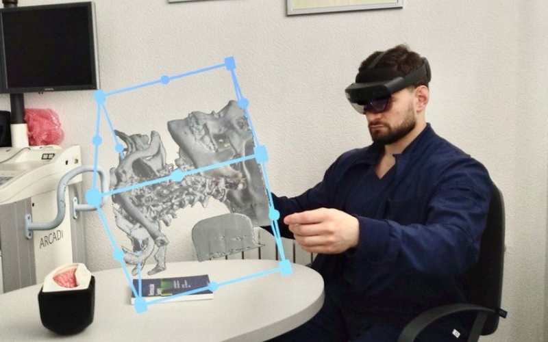 Українські хірурги провели понад 200 операцій із використанням AR-окулярів