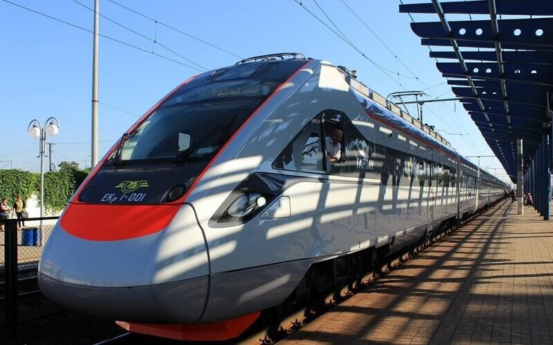 Швидкісний поїзд з Києва до Одеси повертають на лінію