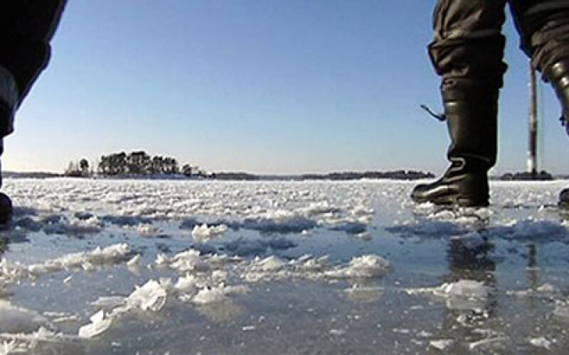 Киевлянка вывела ребенка на прогулку по тонкому льду