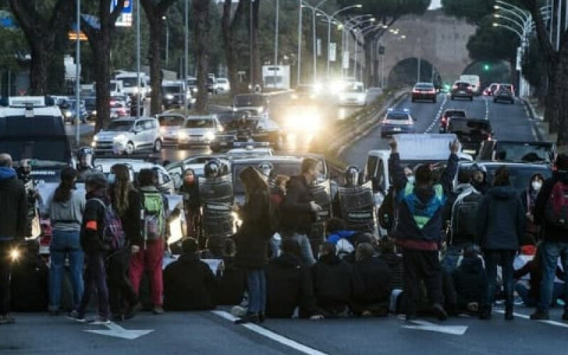 Екоактивісти заблокували рух машин у Римі, де відкривається саміт G20